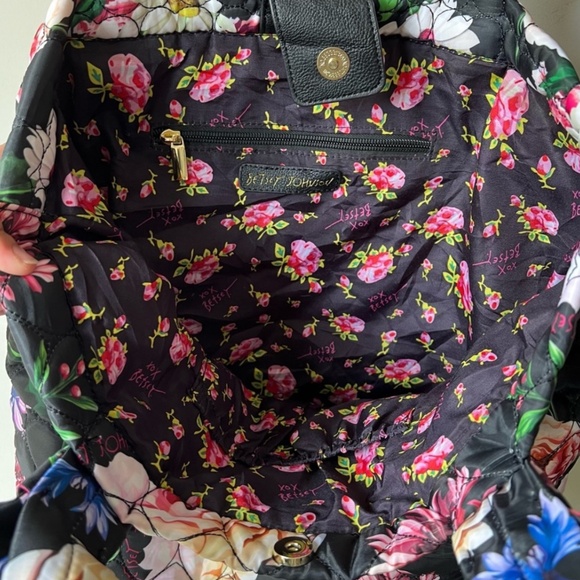NWOT Betsey Johnson weekender NWT) black Floral quilted tote bag shoulder straps - Picture 6 of 8